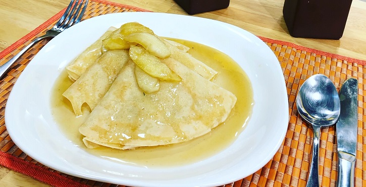 VIDEO: Crepas de manzana flameada, un delicioso postre para compartir