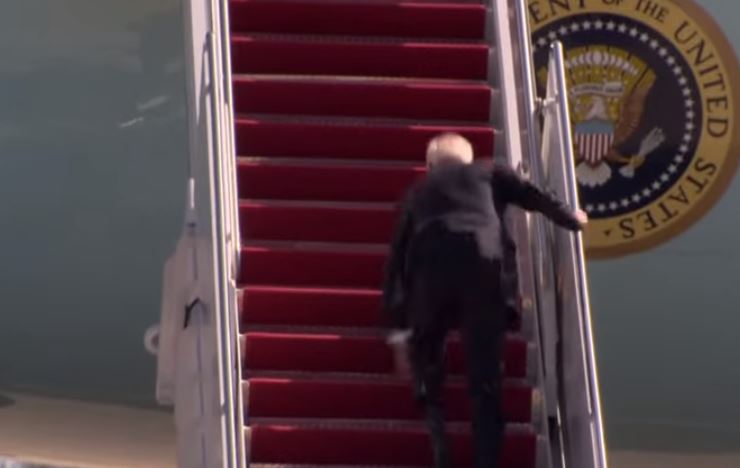 Video: Biden Tropieza Tres Veces Al Subir Las Escaleras Del Avión ...