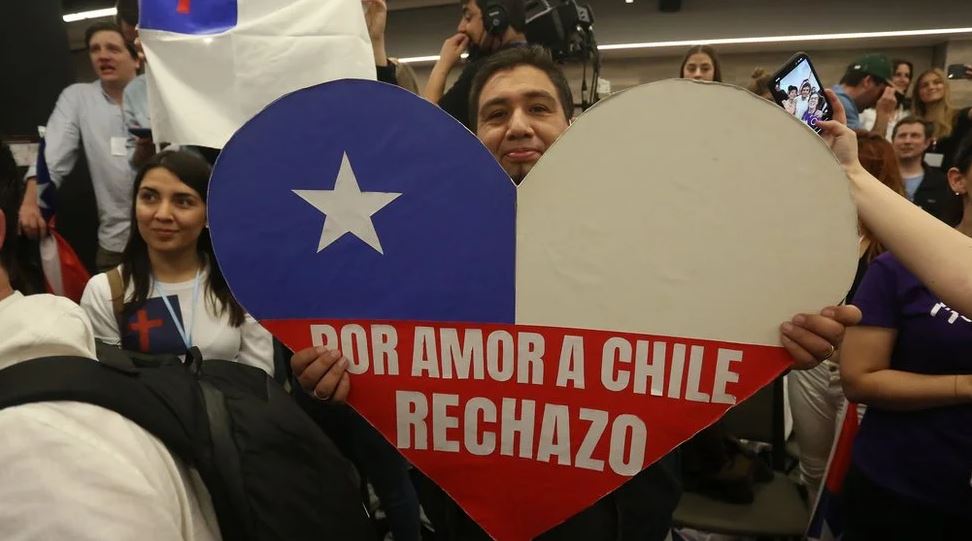 Triunfo del “rechazo” | La (aparente) paradoja de Chile: 3 factores para entender el rechazo a la nueva Constitución cuando casi el 8